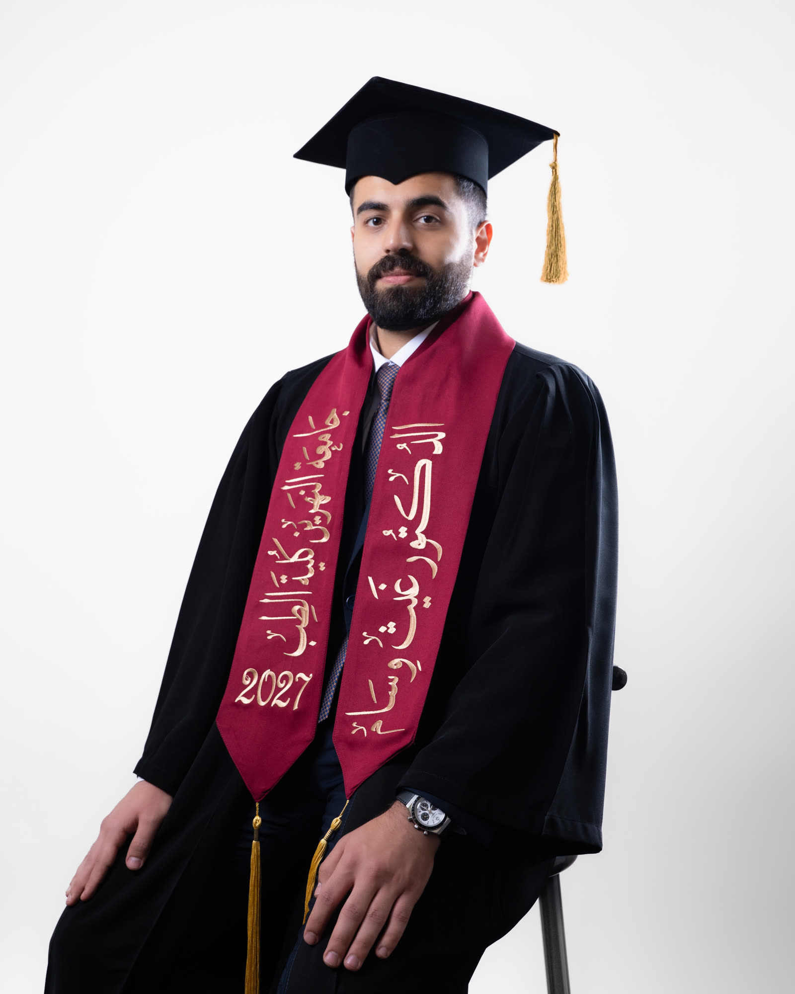 خريج يلبس وشاح خامة